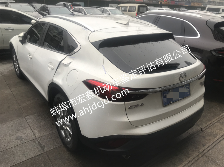 車輛停在有物業(yè)看管的停車場，被高空墜物砸壞，導(dǎo)致車輛損壞嚴(yán)重